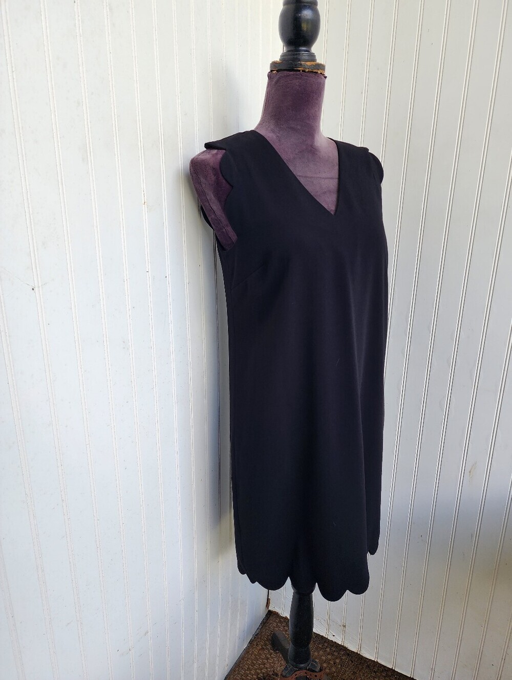 CeCe Women's Sheath Dress Scalloped Hem Lined Black Sleeveless Zip Back Sz 4 - Picture 2 of 11
